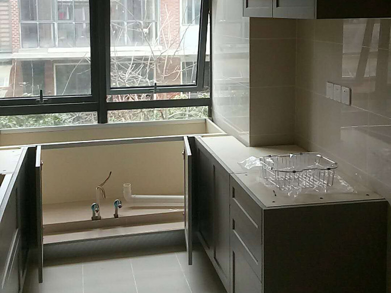 廚衛(wèi)改造裝修：舊廚房的內(nèi)部結(jié)構(gòu)相對(duì)要復(fù)雜一些。除了請(qǐng)櫥柜廠家到廚房進(jìn)行丈量外，還要看看各種管道原來(lái)的位置是否合適，如不合適需要改動(dòng)，則會(huì)出一份圖紙交給裝修公司，由施工隊(duì)按圖紙進(jìn)行必要的改造。舊廚房改造注意事項(xiàng)2煤氣與管道在舊廚房中的改造需慎重。這兩種管道因一般不讓隨意改動(dòng)。如果不得不改時(shí)，必須經(jīng)過(guò)物業(yè)公司的同意。改動(dòng)時(shí)，由于專業(yè)性較強(qiáng)，同時(shí)為方便日后的維修，通常由煤氣、公司或物業(yè)公司指定的專業(yè)公司負(fù)責(zé)改動(dòng)。舊廚房改造注意事項(xiàng)3舊房一般是單路供水，因此在廚房裝修時(shí)，能增加一個(gè)熱水管道。另外，一般家庭衛(wèi)生間比較小，只能把洗衣機(jī)放在廚房中，這就必須再接一個(gè)上水管，同時(shí)增加地面排水管。需要提醒的是，受結(jié)構(gòu)的限制，水路改動(dòng)只能改上水，不能改下水。