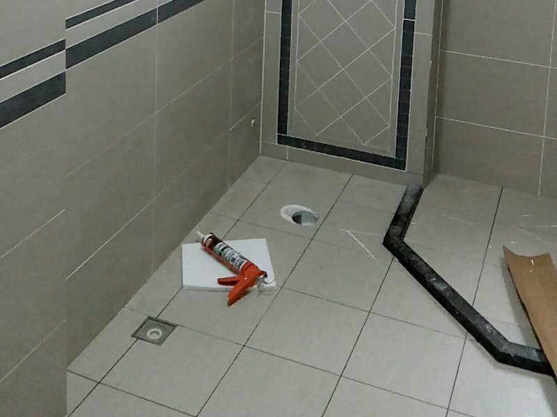 廚衛(wèi)改造裝修：舊廚房的內(nèi)部結(jié)構(gòu)相對(duì)要復(fù)雜一些。除了請(qǐng)櫥柜廠家到廚房進(jìn)行丈量外，還要看看各種管道原來(lái)的位置是否合適，如不合適需要改動(dòng)，則會(huì)出一份圖紙交給裝修公司，由施工隊(duì)按圖紙進(jìn)行必要的改造。舊廚房改造注意事項(xiàng)2煤氣與管道在舊廚房中的改造需慎重。這兩種管道因一般不讓隨意改動(dòng)。如果不得不改時(shí)，必須經(jīng)過(guò)物業(yè)公司的同意。改動(dòng)時(shí)，由于專業(yè)性較強(qiáng)，同時(shí)為方便日后的維修，通常由煤氣、公司或物業(yè)公司指定的專業(yè)公司負(fù)責(zé)改動(dòng)。舊廚房改造注意事項(xiàng)3舊房一般是單路供水，因此在廚房裝修時(shí)，能增加一個(gè)熱水管道。另外，一般家庭衛(wèi)生間比較小，只能把洗衣機(jī)放在廚房中，這就必須再接一個(gè)上水管，同時(shí)增加地面排水管。需要提醒的是，受結(jié)構(gòu)的限制，水路改動(dòng)只能改上水，不能改下水。