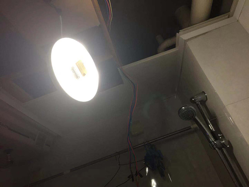 廚房吊頂翻新改造：首先要做的工作就是位置的明確，要確定浴霸安裝在哪里，高度已經(jīng)設(shè)定了以后就要準備水平度的確定了，首先要做好角線，然后用哪個螺絲和膠水將角線固定好，尤其是在屋頂轉(zhuǎn)角的地方，一定要拼貼的整齊，不能夠留下任何的痕跡，否則看起來很影響美觀。 吊頂?shù)拇蚩锥ㄎ灰邶埞谴_定以后，才能夠開始準備用沖擊鉆來打孔，然后按照具體的長度來對打孔的位置進行切割并且進行組裝，要將吊桿螺絲擰緊，然后進行固定，打孔和對角線的設(shè)置是可以同步進行的。 龍骨的安裝首先要把固定環(huán)拿下來，固定環(huán)是安裝在吊桿螺絲下面的，然后在安裝的時候，將三角龍骨安裝在主龍骨上面，然后開始進行調(diào)節(jié)，這個時候連接位置的螺絲就可以逐漸的緊一緊，確保龍骨的位置是平直的。 在安裝了龍骨以后就可以開始安裝吊頂了，吊頂可以從中間開始安裝也可以從兩邊開始安裝，在安裝電器的時候，首先要將浴霸的固定架安裝在吊頂上面，固定好，然后請專業(yè)人員接線，并且對線路做好保護。