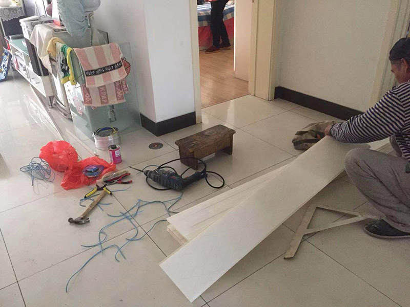 廚房吊頂翻新改造：首先要做的工作就是位置的明確，要確定浴霸安裝在哪里，高度已經(jīng)設(shè)定了以后就要準備水平度的確定了，首先要做好角線，然后用哪個螺絲和膠水將角線固定好，尤其是在屋頂轉(zhuǎn)角的地方，一定要拼貼的整齊，不能夠留下任何的痕跡，否則看起來很影響美觀。 吊頂?shù)拇蚩锥ㄎ灰邶埞谴_定以后，才能夠開始準備用沖擊鉆來打孔，然后按照具體的長度來對打孔的位置進行切割并且進行組裝，要將吊桿螺絲擰緊，然后進行固定，打孔和對角線的設(shè)置是可以同步進行的。 龍骨的安裝首先要把固定環(huán)拿下來，固定環(huán)是安裝在吊桿螺絲下面的，然后在安裝的時候，將三角龍骨安裝在主龍骨上面，然后開始進行調(diào)節(jié)，這個時候連接位置的螺絲就可以逐漸的緊一緊，確保龍骨的位置是平直的。 在安裝了龍骨以后就可以開始安裝吊頂了，吊頂可以從中間開始安裝也可以從兩邊開始安裝，在安裝電器的時候，首先要將浴霸的固定架安裝在吊頂上面，固定好，然后請專業(yè)人員接線，并且對線路做好保護。