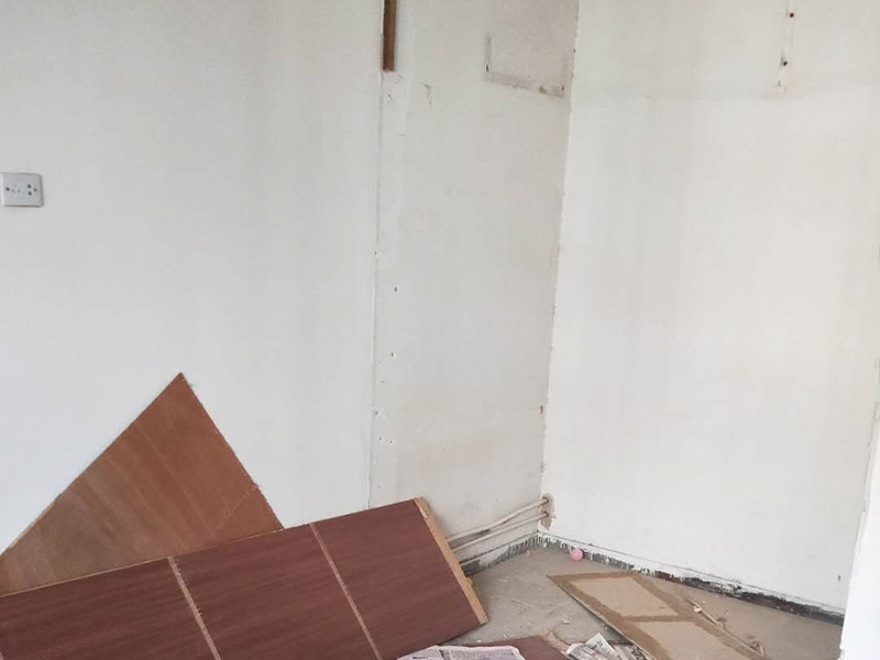 臥室柜體拆除：嵌入式衣柜是指在房屋進(jìn)行裝修的時(shí)候即將衣柜嵌入到那面墻里,對于小戶型的家居中,安裝嵌入式衣柜會(huì)非常節(jié)省空間,使用也非常方便。一般來說,嵌入式衣柜大多是定制的,從生產(chǎn)到安裝都是由廠家完成的,自然拆除衣柜也可以找專業(yè)的人士來進(jìn)行。如果想自己拆除嵌入式衣柜,先把衣柜里的衣物清理干凈,留下空的衣柜。然后把柜子的布罩從下面向上移動(dòng),通常嵌入式衣柜中間一般都是插拔的,就可以把柜子分成兩部分,根據(jù)自家嵌入式衣柜的實(shí)際情況,把所有的螺絲卸掉,就拆卸完成了。