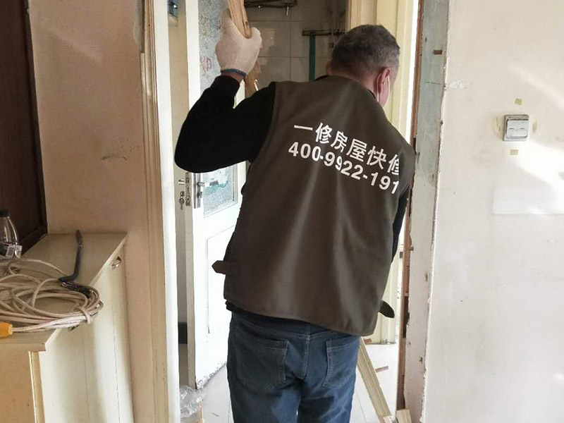 家具拆除整理：1、將面板拆下來(lái)，在門(mén)鎖的內(nèi)面板有2個(gè)鎖釘取下。 2、面板拆完后，再拆鎖芯帽，即兩顆釘。 3、有的鎖芯，在門(mén)側(cè)面也有兩個(gè)螺絲釘，需要將之拆開(kāi)。 4、取下鎖芯后。在門(mén)邊鎖體的檔片中部有一個(gè)螺絲，在鎖舌(方舌)之間，將此鎖芯取出，就可以將鎖芯取出了。 5、安裝新鎖芯，安裝面板，固定好相應(yīng)的螺絲就可以。