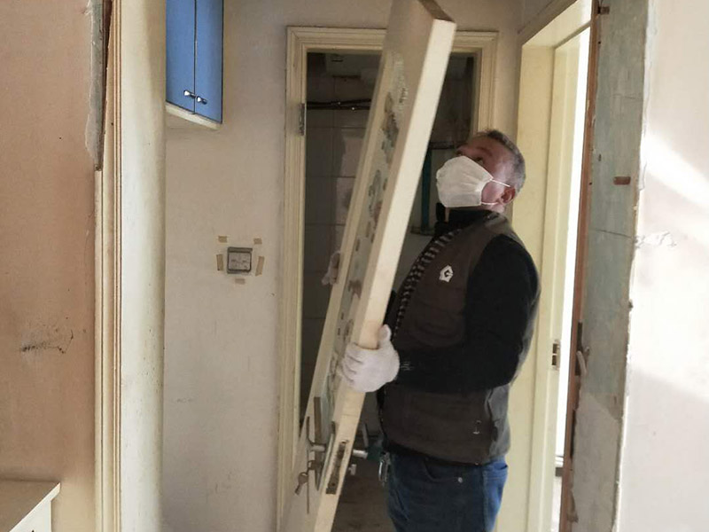 家具拆除整理：1、將面板拆下來(lái)，在門(mén)鎖的內(nèi)面板有2個(gè)鎖釘取下。 2、面板拆完后，再拆鎖芯帽，即兩顆釘。 3、有的鎖芯，在門(mén)側(cè)面也有兩個(gè)螺絲釘，需要將之拆開(kāi)。 4、取下鎖芯后。在門(mén)邊鎖體的檔片中部有一個(gè)螺絲，在鎖舌(方舌)之間，將此鎖芯取出，就可以將鎖芯取出了。 5、安裝新鎖芯，安裝面板，固定好相應(yīng)的螺絲就可以。