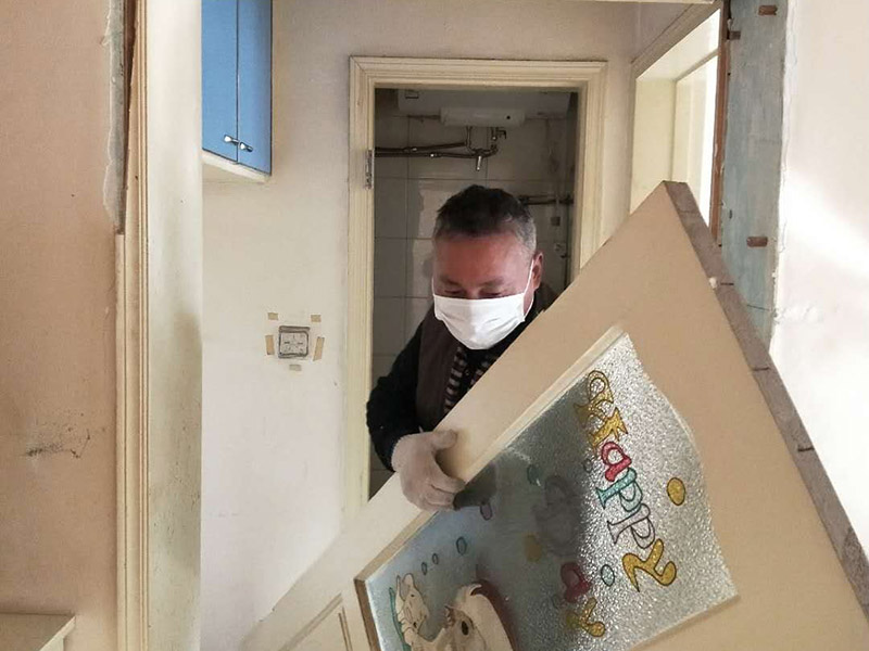 家具拆除整理：1、將面板拆下來(lái)，在門(mén)鎖的內(nèi)面板有2個(gè)鎖釘取下。 2、面板拆完后，再拆鎖芯帽，即兩顆釘。 3、有的鎖芯，在門(mén)側(cè)面也有兩個(gè)螺絲釘，需要將之拆開(kāi)。 4、取下鎖芯后。在門(mén)邊鎖體的檔片中部有一個(gè)螺絲，在鎖舌(方舌)之間，將此鎖芯取出，就可以將鎖芯取出了。 5、安裝新鎖芯，安裝面板，固定好相應(yīng)的螺絲就可以。