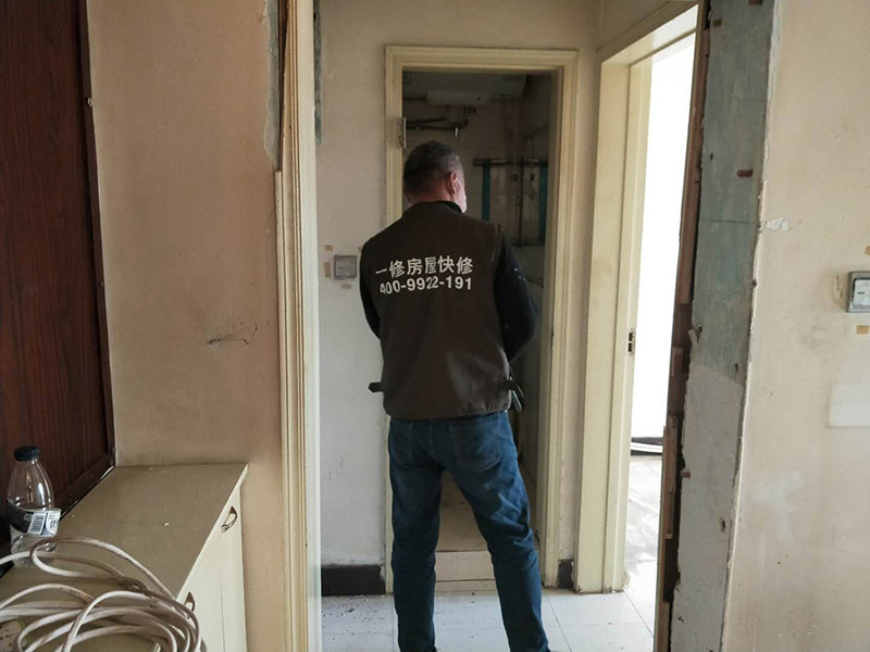 家具拆除整理：1、將面板拆下來(lái)，在門(mén)鎖的內(nèi)面板有2個(gè)鎖釘取下。 2、面板拆完后，再拆鎖芯帽，即兩顆釘。 3、有的鎖芯，在門(mén)側(cè)面也有兩個(gè)螺絲釘，需要將之拆開(kāi)。 4、取下鎖芯后。在門(mén)邊鎖體的檔片中部有一個(gè)螺絲，在鎖舌(方舌)之間，將此鎖芯取出，就可以將鎖芯取出了。 5、安裝新鎖芯，安裝面板，固定好相應(yīng)的螺絲就可以。