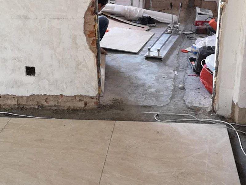 全屋室內(nèi)裝修：1、墻面檢查。在進(jìn)行裝修墻面處理前，重要的就是檢查墻面，看其是否堅(jiān)實(shí)，平整。如果墻面存在裂痕或者洞則需要用石膏先進(jìn)行修補(bǔ)平整。2、刮膩?zhàn)?。一般墻面?次膩?zhàn)蛹纯桑秸容^差的墻面需要局部多刮幾次，更嚴(yán)重的需要先找石膏找平，每遍膩?zhàn)优涡枰?個時以上。3、膩?zhàn)哟蚰?。等膩?zhàn)庸魏笾螅M(jìn)行打磨，可以在夜間進(jìn)行，用200瓦以上的燈泡貼近墻面，邊打磨邊查看平整度。打磨容易產(chǎn)生大量粉塵，需要做好口罩穿著等準(zhǔn)備。