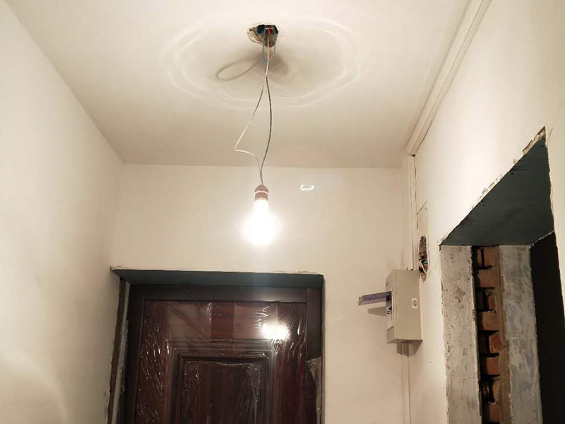 水電板材安裝：第一、房屋水電設(shè)計(jì) 首先要根據(jù)裝設(shè)計(jì)圖紙對房屋進(jìn)行部分的水電設(shè)計(jì)，如對某些墻體的砸除，對某些部位的修改。 第二、管道開槽 管道開槽包括兩部分，一是水管管道開槽，二是電信線路開槽。業(yè)主最好能在施工時(shí)親自來看其施工質(zhì)量，一般開槽前必須彈好水平與垂直線，按照線進(jìn)行施工，在施工時(shí)一定要看是否按照水電圖開槽的，如有改動，一定要注明。 第三、水管道安裝 水管用材一般是PPR管、鋁塑管，其中尤以PPR管居多，在這一塊，主要是注意水龍頭的放置，這一塊戶主一定要親自去督促和觀察，這樣才能保證滿足功能實(shí)用性。 第四、電線布線 現(xiàn)在市面上比較常見的電線有2.5&mdash;6平米以上銅芯線，在這里特別要注意的是， 要將強(qiáng)電與弱電，開關(guān)、空調(diào)插座與電器插座分開走線，且注意開關(guān)插座底合安裝時(shí)必須水平垂直，這樣使后面的面板安裝會更平整。這里特別要注意廚房的開關(guān)插座，因?yàn)閺N房的功能性比較強(qiáng)，需根據(jù)使用功能來布置安裝。 第五、水管檢查 施工完畢后，水管檢查是必不可少的，這樣可以排除水路安全隱患問題。 通常使用的檢驗(yàn)方式是試壓，就是先用賭頭將所有口賭死。用壓力表試水。打壓之后檢查所有管道所有接頭。 第六、防水 管道防水問題一定要注意，在管道安裝完成之后，可用水泥沙子混合封好所有潮濕區(qū)域的線槽，必要的要做半墻和滿墻。