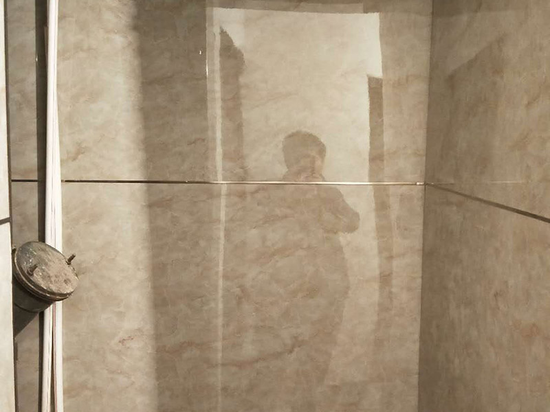 水電板材安裝：第一、房屋水電設(shè)計(jì) 首先要根據(jù)裝設(shè)計(jì)圖紙對房屋進(jìn)行部分的水電設(shè)計(jì)，如對某些墻體的砸除，對某些部位的修改。 第二、管道開槽 管道開槽包括兩部分，一是水管管道開槽，二是電信線路開槽。業(yè)主最好能在施工時(shí)親自來看其施工質(zhì)量，一般開槽前必須彈好水平與垂直線，按照線進(jìn)行施工，在施工時(shí)一定要看是否按照水電圖開槽的，如有改動，一定要注明。 第三、水管道安裝 水管用材一般是PPR管、鋁塑管，其中尤以PPR管居多，在這一塊，主要是注意水龍頭的放置，這一塊戶主一定要親自去督促和觀察，這樣才能保證滿足功能實(shí)用性。 第四、電線布線 現(xiàn)在市面上比較常見的電線有2.5&mdash;6平米以上銅芯線，在這里特別要注意的是， 要將強(qiáng)電與弱電，開關(guān)、空調(diào)插座與電器插座分開走線，且注意開關(guān)插座底合安裝時(shí)必須水平垂直，這樣使后面的面板安裝會更平整。這里特別要注意廚房的開關(guān)插座，因?yàn)閺N房的功能性比較強(qiáng)，需根據(jù)使用功能來布置安裝。 第五、水管檢查 施工完畢后，水管檢查是必不可少的，這樣可以排除水路安全隱患問題。 通常使用的檢驗(yàn)方式是試壓，就是先用賭頭將所有口賭死。用壓力表試水。打壓之后檢查所有管道所有接頭。 第六、防水 管道防水問題一定要注意，在管道安裝完成之后，可用水泥沙子混合封好所有潮濕區(qū)域的線槽，必要的要做半墻和滿墻。