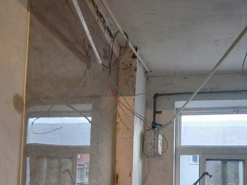 線路安裝：畫框線：根據(jù)需要，在墻面的合適處畫出埋穴位置，并比照接線盒大小（四周放大2&mdash;3毫米），畫出開鑿范圍框線（兩個(gè)裝蓋孔應(yīng)保持水平）。 鑿框線：以平口鑿沿柜線垂直鑿出深溝，然后從框內(nèi)向框外斜鑿去磚角，反復(fù)進(jìn)行，并注意不得崩裂框線。 鑿穴孔：將框內(nèi)多余磚角鑿去，直至深度略大于接線盒高度，不得過淺或過深。 修乎穴孔：鑿平埋穴四周與穴底，以放人接線盒端正、服帖為宜。 現(xiàn)埋接線盒：裝正接線盒，敲去安裝孔蓋，對準(zhǔn)線槽，并使裝蓋面稍稍伸出磚砌面，且低于粉刷面3&mdash;5毫米，再用調(diào)成膏狀的水泥粘牢 穿線引入：利用線管內(nèi)事先穿入的引線，將待裝電線引入線管之中。