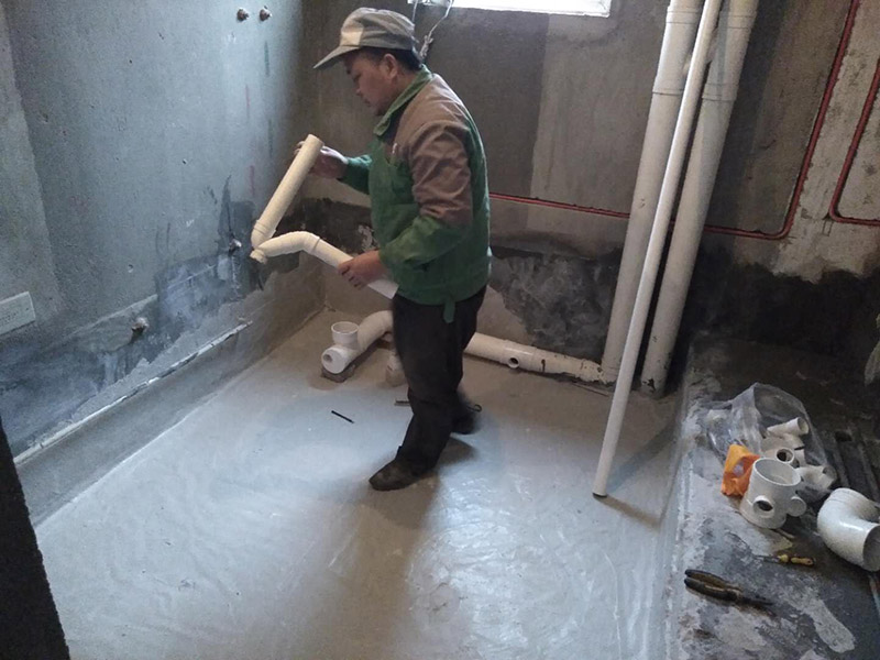 廁所安裝PVC管：1、按圖紙要求將pvc管材敷設(shè)在支、吊架上;2、按設(shè)計(jì)要求使用管件絲接、法蘭連接、熱熔焊接或粘接等方法將pvc管材連接起來(lái),或使pvc管與設(shè)備連接起來(lái)。3;把配件跟管子用砂紙打磨一下。4;打開(kāi)膠水,先把膠水涂在配件里面,在涂管子前面,然后在直接接上。5;等膠水干了,(普通膠水要5個(gè)小時(shí)以上,快速膠水也要1個(gè)小時(shí))在通水。