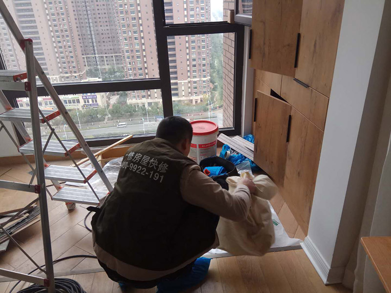 家具五金安裝：安裝時要注意家中的其它位置的保護，因為家具一般在家裝過程中是最后進場(不裝修的話更要保護家里的物品)，重點保護的對象是：地板(尤其是實木地板)、門套、門、樓梯、墻紙、壁燈等。 主要是要確定安裝位置，以最合適家人的高度或者位置就可以，而不要光圖美觀好看。比如吊柜或者增高柜的把手一定要安裝在門的下面，地柜、寫字臺的小柜，一定要放在上面。