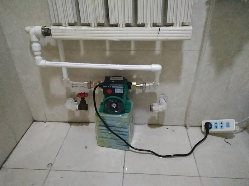 暖氣循環(huán)泵安裝:1、家用暖氣循環(huán)泵安裝前應(yīng)檢查循環(huán)泵進(jìn)出水口是否有異物堵塞； 　　2、家用暖氣循環(huán)泵裝入系統(tǒng)前應(yīng)將系統(tǒng)管道內(nèi)的雜物沖洗干凈，以免循環(huán)泵運(yùn)轉(zhuǎn)時雜物纏繞葉輪造成堵轉(zhuǎn)； 　　3、家用暖氣循環(huán)泵安裝時應(yīng)用力輕柔，請勿大力，以免損壞泵體； 　　4、家用暖氣循環(huán)泵的進(jìn)、出口都要設(shè)有由任(活接頭)，以便裝拆。 　　5、家用暖氣循環(huán)泵安全接線，連線要采用帶地線的三股線的插頭， 地線端與電機(jī)外殼聯(lián)接，以保證安全。 　　6、家用暖氣循環(huán)泵噪聲低，檢查是否轉(zhuǎn)動時，需用螺絲刀頂住耳朵細(xì)聽。 　　7、部分家用暖氣循環(huán)泵泵內(nèi)潛水轉(zhuǎn)動部分利用水潤滑，因此，請勿長時間無水運(yùn)行。