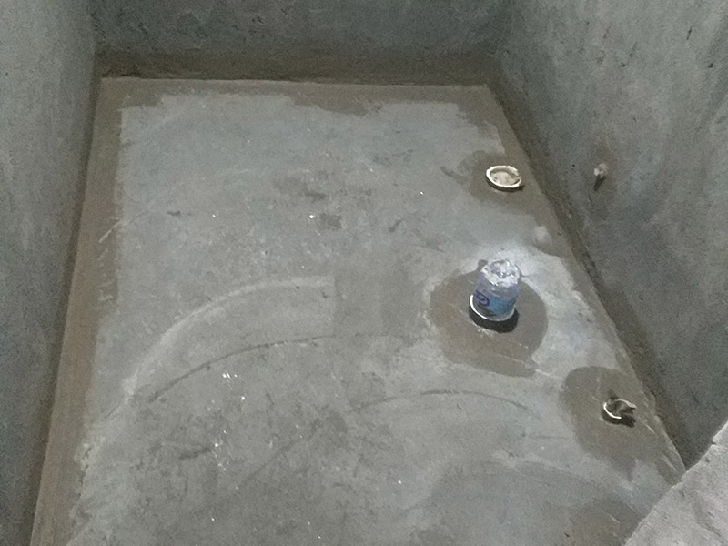 衛(wèi)生間防水裝修:1.利用水泥砂漿水泥砂漿或豆石混凝土鋪平坡度。訣竅是：地漏附近坡度大，門口附近坡度小。 2.利用管根密封膏封嚴(yán)管線，管線要穿透樓板根部。刷防水涂料時(shí)可以貼1-2層玻璃絲布加強(qiáng)防水性。 3.墻壁表面打磨成干凈平光沒有顆粒灰塵，墻壁與地面的交接區(qū)域注意原角和坡角的設(shè)置。 4.聚氨酯防水涂膜由管根和墻角處開始進(jìn)行涂抹，在常溫下經(jīng)過4小時(shí)放干后，再大面積涂抹和刮刷。注意涂料總厚度大于1. 5毫米，不能有漏刮和鼓泡的不良現(xiàn)象。24小時(shí)后立面涂刷下一層，之后再以垂直的方向進(jìn)行二次涂刷。最后涂膜半固化，拋甩粗砂粒方便與水泥砂漿融合。 5.防水層的設(shè)置與具體區(qū)域有關(guān)。防水地面的防水層應(yīng)高出地面200寬，地面防水層應(yīng)超出衛(wèi)生間門口以外300寬。而又淋浴的衛(wèi)生間墻面防水層則應(yīng)設(shè)置為高出地面1800寬。 6.展開閉水實(shí)驗(yàn)的時(shí)候，先完成防水工作再利用包立管方法。之后再局部進(jìn)行防水。閉水試驗(yàn)也可為了避免破壞地面防水層而免做。