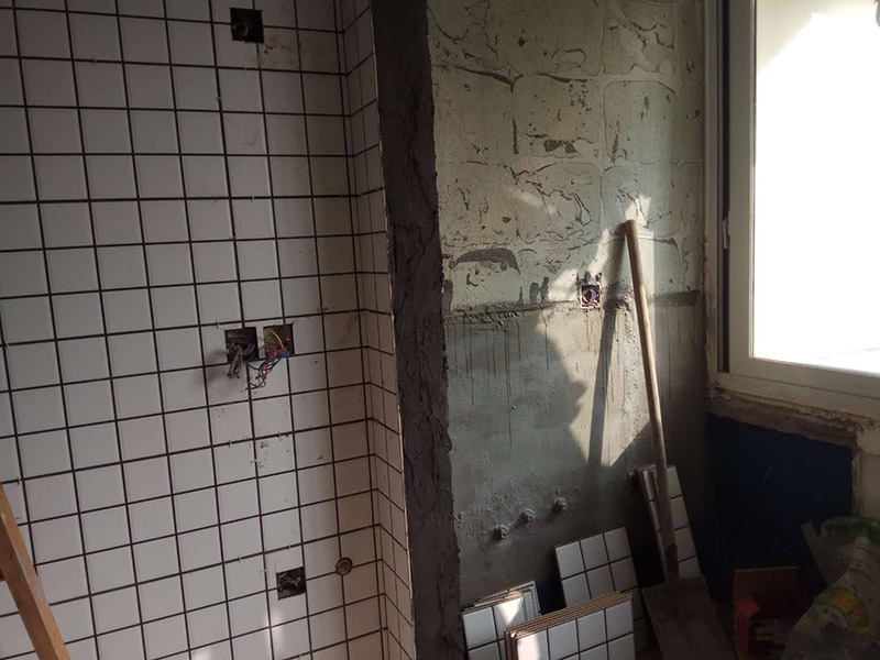 年長的舊房屋現在越來越多，舊房屋的問題有很多，水管老化，墻皮掉落，門窗隔音差等等問題，有些舊房屋需要重新翻新才能住著舒適，裝修翻新相對復雜，那么主要注意些什么問題呢？一修房屋快修小編整理了，翻新裝修注意六事項：