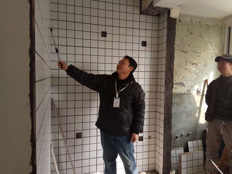 廚房改造貼磚，安裝排氣管：在鋪貼墻磚之前，我們需要對(duì)其進(jìn)行基層處理。先將基層表面的灰塵和污漬清理干凈，然后在將其表面的膩?zhàn)訉雍屯苛蠈尤コ蓛簟Ｔ谡辰Y(jié)劑漿料中加入適當(dāng)?shù)乃?，把它們混合攪拌均勻后，再將其靜置五分鐘到十分鐘，隨后再攪拌1-2分鐘便可以開(kāi)始使用了，將涂抹了漿料的墻磚按照之前預(yù)鋪的花紋樣式進(jìn)行鋪貼，鋪貼平整之后，再用橡膠錘子將其拍平鋪實(shí)，增強(qiáng)其穩(wěn)定性。