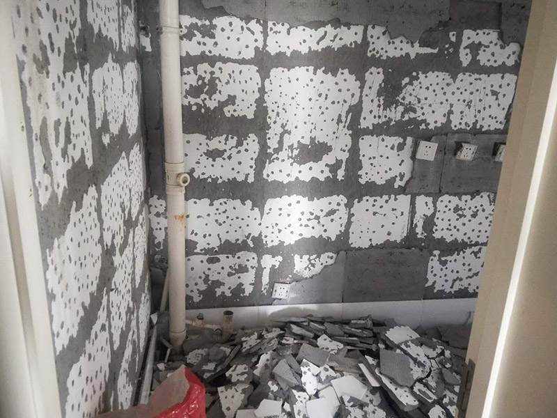 墻面拆改維修：（1）通常要鏟除舊房子的原漆面，先用水噴濕其表層，再用電刨機或泥刀鏟除其表層漆面； （2）對失修已久的舊墻面，表面已有嚴重漆面脫落，批燙層呈粉沙化的，應(yīng)鏟除漆層和整個批燙，直至見到水泥批燙或磚層； （3）而后用熟膠粉和雙飛粉調(diào)拌打底批平，接著便是涂飾乳膠漆了，面層要涂兩遍至三遍，其時間間隔以24小時為佳。 通常是對二手房墻壁面層進行處理，然后用膩子找平，打磨平整光滑，再刷乳膠漆。