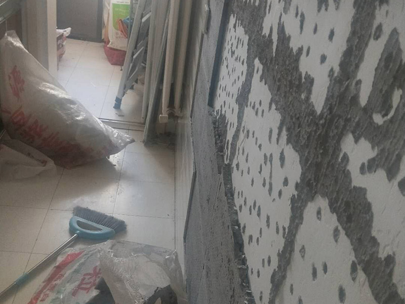 墻面拆改維修：（1）通常要鏟除舊房子的原漆面，先用水噴濕其表層，再用電刨機或泥刀鏟除其表層漆面； （2）對失修已久的舊墻面，表面已有嚴重漆面脫落，批燙層呈粉沙化的，應(yīng)鏟除漆層和整個批燙，直至見到水泥批燙或磚層； （3）而后用熟膠粉和雙飛粉調(diào)拌打底批平，接著便是涂飾乳膠漆了，面層要涂兩遍至三遍，其時間間隔以24小時為佳。 通常是對二手房墻壁面層進行處理，然后用膩子找平，打磨平整光滑，再刷乳膠漆。