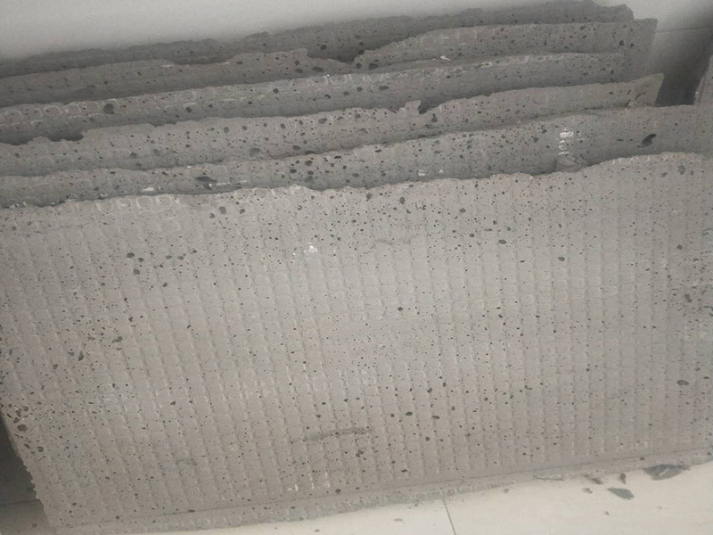 墻面拆改維修：（1）通常要鏟除舊房子的原漆面，先用水噴濕其表層，再用電刨機或泥刀鏟除其表層漆面； （2）對失修已久的舊墻面，表面已有嚴重漆面脫落，批燙層呈粉沙化的，應(yīng)鏟除漆層和整個批燙，直至見到水泥批燙或磚層； （3）而后用熟膠粉和雙飛粉調(diào)拌打底批平，接著便是涂飾乳膠漆了，面層要涂兩遍至三遍，其時間間隔以24小時為佳。 通常是對二手房墻壁面層進行處理，然后用膩子找平，打磨平整光滑，再刷乳膠漆。