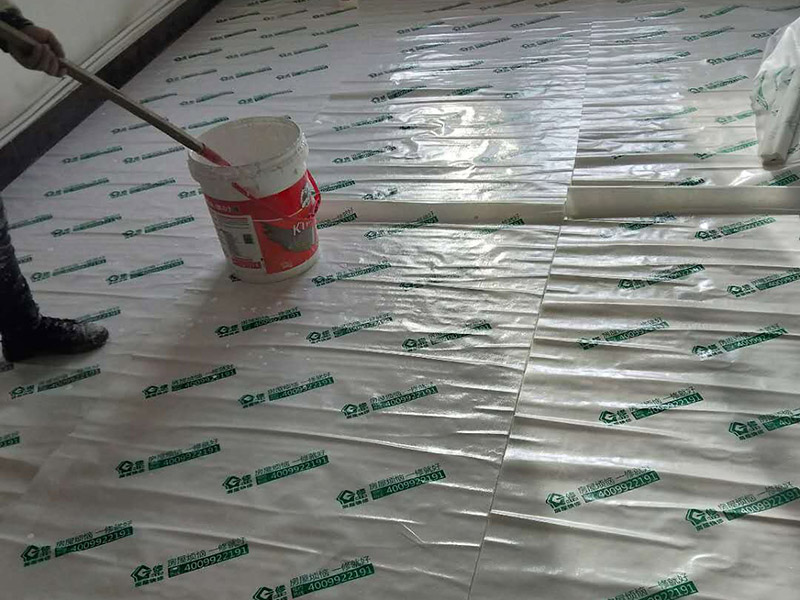 墻面刷漆地面保護(hù)：在進(jìn)行家居裝修時(shí)，地面鋪設(shè)的工程基本是都是最先完成的，所以，地面保護(hù)一定要做好。施工時(shí)灰塵是避免不了的，所以一定鋪設(shè)防塵布，不僅可以防止灰塵還可以適當(dāng)?shù)牡钟臐B入。此外為了防止有重物砸到地面，還需要鋪設(shè)一層紙板，可以用專(zhuān)門(mén)保護(hù)地板的灰紙板，如果不想那么麻煩的話(huà)，可以用紙箱像買(mǎi)瓷磚或者買(mǎi)家電的紙箱都可以，實(shí)在沒(méi)有淘寶上也有賣(mài)的。