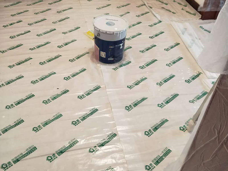 墻面刷漆地面保護(hù)：在進(jìn)行家居裝修時(shí)，地面鋪設(shè)的工程基本是都是最先完成的，所以，地面保護(hù)一定要做好。施工時(shí)灰塵是避免不了的，所以一定鋪設(shè)防塵布，不僅可以防止灰塵還可以適當(dāng)?shù)牡钟臐B入。此外為了防止有重物砸到地面，還需要鋪設(shè)一層紙板，可以用專(zhuān)門(mén)保護(hù)地板的灰紙板，如果不想那么麻煩的話(huà)，可以用紙箱像買(mǎi)瓷磚或者買(mǎi)家電的紙箱都可以，實(shí)在沒(méi)有淘寶上也有賣(mài)的。