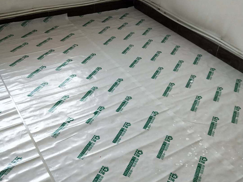 墻面刷漆地面保護(hù)：在進(jìn)行家居裝修時(shí)，地面鋪設(shè)的工程基本是都是最先完成的，所以，地面保護(hù)一定要做好。施工時(shí)灰塵是避免不了的，所以一定鋪設(shè)防塵布，不僅可以防止灰塵還可以適當(dāng)?shù)牡钟臐B入。此外為了防止有重物砸到地面，還需要鋪設(shè)一層紙板，可以用專(zhuān)門(mén)保護(hù)地板的灰紙板，如果不想那么麻煩的話(huà)，可以用紙箱像買(mǎi)瓷磚或者買(mǎi)家電的紙箱都可以，實(shí)在沒(méi)有淘寶上也有賣(mài)的。