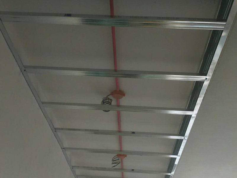 吊頂安裝維修：還沒有安裝吊頂之前，先測量一下吊頂?shù)母叨?，可以用卷尺，然后測量房子的高水平線，來確認標高，完成測量后，記得用這種方法在墻壁的位置確定一下頂棚區(qū)域的標高水平線。龍骨吊桿的安裝通過膨脹螺栓來將無螺栓絲吊桿的其中一頭固定于主龍骨和吊掛間距中的樓板下方即可。等到主龍骨和各部分螺母配置完后后，就可以進行扣板安裝工序了，如果是想要做到有緊湊無縫的效果的話，一定要小心、不帶方向折邊地在扣板折邊處的小孔位置務必插到三角形的骨縫里面，插好后，輕微壓一壓就可以啦。