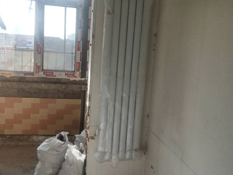 暖氣定位安裝：在墻上和地板上進行開槽，將暴露在外的管線埋藏起來，槽的深度或?qū)挾刃鑼ｉT的暗黃人員，結合實際情況進行處理。根據(jù)先前設計的安裝位置開采鋪設支管，鋪設完成后可根據(jù)實際需求在支管鋪設鋼槽對管道進行保護，然后封閉系統(tǒng)進行打壓注水。安裝分水器的時候注意保持與地面平行，結束后切記將分水器擦干。壓力測試是安裝暖氣片尤為重要的一步，測試前關閉主管連接閥門，然后開啟暖氣片進水閥用試壓設備來測試，實驗壓力應為正常使用壓力的1.5倍，且不能小于整個小區(qū)的測試壓力，3-5分鐘內(nèi)沒有任何滲漏情況即可。平穩(wěn)放置暖氣片，將閥門連接件和進出口閥門連在一起，檢測暖氣片是否平直，確保管路安裝無特殊情況發(fā)生，然后加固連接點的螺絲。