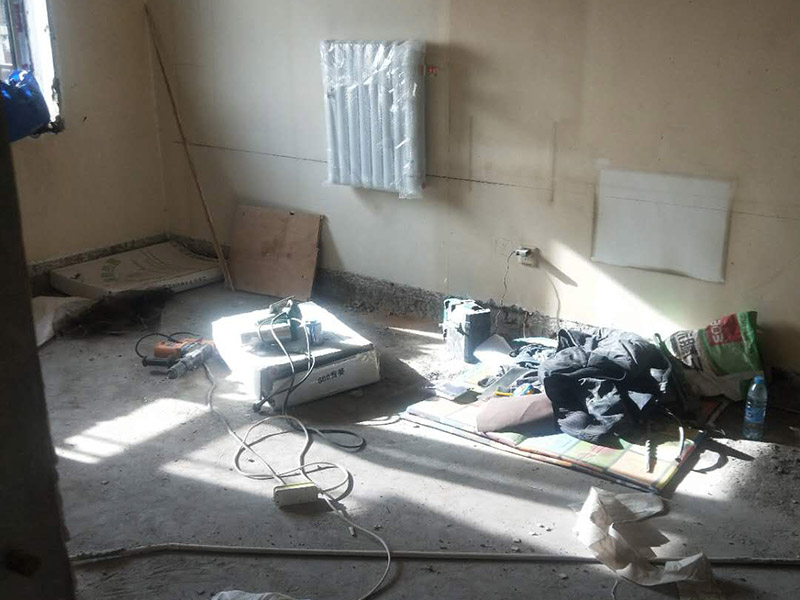 暖氣定位安裝：在墻上和地板上進行開槽，將暴露在外的管線埋藏起來，槽的深度或?qū)挾刃鑼ｉT的暗黃人員，結合實際情況進行處理。根據(jù)先前設計的安裝位置開采鋪設支管，鋪設完成后可根據(jù)實際需求在支管鋪設鋼槽對管道進行保護，然后封閉系統(tǒng)進行打壓注水。安裝分水器的時候注意保持與地面平行，結束后切記將分水器擦干。壓力測試是安裝暖氣片尤為重要的一步，測試前關閉主管連接閥門，然后開啟暖氣片進水閥用試壓設備來測試，實驗壓力應為正常使用壓力的1.5倍，且不能小于整個小區(qū)的測試壓力，3-5分鐘內(nèi)沒有任何滲漏情況即可。平穩(wěn)放置暖氣片，將閥門連接件和進出口閥門連在一起，檢測暖氣片是否平直，確保管路安裝無特殊情況發(fā)生，然后加固連接點的螺絲。