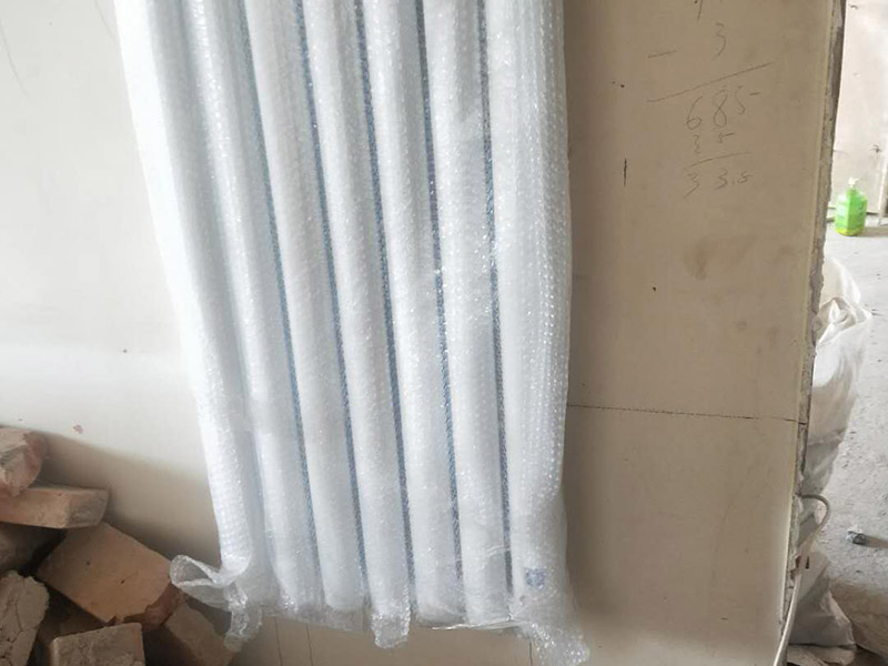 暖氣定位安裝：在墻上和地板上進行開槽，將暴露在外的管線埋藏起來，槽的深度或?qū)挾刃鑼ｉT的暗黃人員，結合實際情況進行處理。根據(jù)先前設計的安裝位置開采鋪設支管，鋪設完成后可根據(jù)實際需求在支管鋪設鋼槽對管道進行保護，然后封閉系統(tǒng)進行打壓注水。安裝分水器的時候注意保持與地面平行，結束后切記將分水器擦干。壓力測試是安裝暖氣片尤為重要的一步，測試前關閉主管連接閥門，然后開啟暖氣片進水閥用試壓設備來測試，實驗壓力應為正常使用壓力的1.5倍，且不能小于整個小區(qū)的測試壓力，3-5分鐘內(nèi)沒有任何滲漏情況即可。平穩(wěn)放置暖氣片，將閥門連接件和進出口閥門連在一起，檢測暖氣片是否平直，確保管路安裝無特殊情況發(fā)生，然后加固連接點的螺絲。