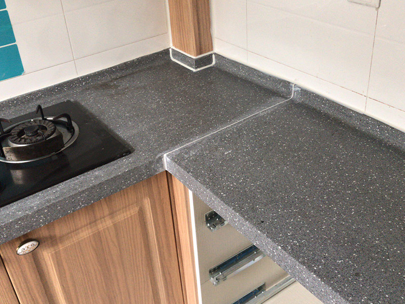 櫥柜安裝：一般師傅進(jìn)場(chǎng)會(huì)先對(duì)廚房進(jìn)行初步的，打掃清理堆放的垃圾等物品方便施工。認(rèn)證負(fù)責(zé)的師傅還會(huì)用抹布等擦拭地柜吊柜遮擋部分的瓷磚（也可以安裝擺放時(shí)候同步進(jìn)行）。然后拆包裝分出中臺(tái)板門板等分類擺放，會(huì)把拆開的包裝紙板鋪放在要地面，在上面組裝柜體不會(huì)劃傷瓷磚及柜體。吊柜地柜組裝完畢就可以按照?qǐng)D紙擺放地柜，如果是L型或者U型，要先確定兩邊的柜子位置，最后用轉(zhuǎn)角柜來調(diào)整距離，因?yàn)樵O(shè)計(jì)師在設(shè)計(jì)時(shí)會(huì)對(duì)轉(zhuǎn)角柜和墻面尺寸做預(yù)留，轉(zhuǎn)角柜上面的調(diào)整板就是用來調(diào)整誤差尺寸的。擺放好就可以調(diào)整水平了，現(xiàn)在使用水平儀來調(diào)整居多，個(gè)人覺得水平尺更好的調(diào)整，水平儀更方便快捷。調(diào)整好就可以調(diào)整柜子位置開關(guān)插座開孔，連接柜體后就可以安裝吊柜了，安裝吊柜如果有高柜和臺(tái)上柜盡量高度一樣，個(gè)別情況出外。