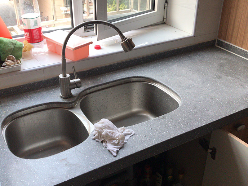 櫥柜安裝：一般師傅進(jìn)場(chǎng)會(huì)先對(duì)廚房進(jìn)行初步的，打掃清理堆放的垃圾等物品方便施工。認(rèn)證負(fù)責(zé)的師傅還會(huì)用抹布等擦拭地柜吊柜遮擋部分的瓷磚（也可以安裝擺放時(shí)候同步進(jìn)行）。然后拆包裝分出中臺(tái)板門板等分類擺放，會(huì)把拆開的包裝紙板鋪放在要地面，在上面組裝柜體不會(huì)劃傷瓷磚及柜體。吊柜地柜組裝完畢就可以按照?qǐng)D紙擺放地柜，如果是L型或者U型，要先確定兩邊的柜子位置，最后用轉(zhuǎn)角柜來調(diào)整距離，因?yàn)樵O(shè)計(jì)師在設(shè)計(jì)時(shí)會(huì)對(duì)轉(zhuǎn)角柜和墻面尺寸做預(yù)留，轉(zhuǎn)角柜上面的調(diào)整板就是用來調(diào)整誤差尺寸的。擺放好就可以調(diào)整水平了，現(xiàn)在使用水平儀來調(diào)整居多，個(gè)人覺得水平尺更好的調(diào)整，水平儀更方便快捷。調(diào)整好就可以調(diào)整柜子位置開關(guān)插座開孔，連接柜體后就可以安裝吊柜了，安裝吊柜如果有高柜和臺(tái)上柜盡量高度一樣，個(gè)別情況出外。