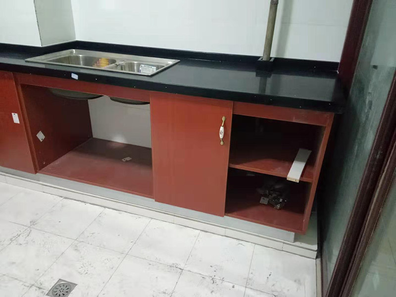 櫥柜門維修安裝：櫥柜門和櫥柜之間不是越緊密越好，安裝的時(shí)候要注意留有一定的空隙，這樣才不會(huì)影響使用，尤其是在有抽屜的情況下，抽屜的位置和推拉的角度一定要和櫥柜門結(jié)合好，一般來說，櫥柜門和抽屜之間的距離應(yīng)該要留出17厘米左右。而且軌道的安裝也是要留好尺寸的，一般來說上軌道和下軌道需要留出來的空隙是不一樣的，上軌道需要留出來8厘米左右，下軌道需要留出來10厘米左右。