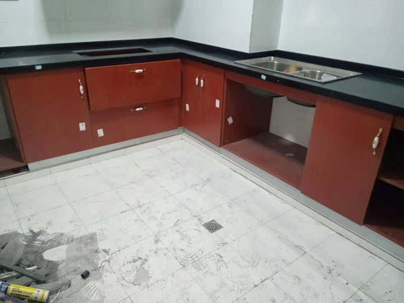 櫥柜門維修安裝：櫥柜門和櫥柜之間不是越緊密越好，安裝的時(shí)候要注意留有一定的空隙，這樣才不會(huì)影響使用，尤其是在有抽屜的情況下，抽屜的位置和推拉的角度一定要和櫥柜門結(jié)合好，一般來說，櫥柜門和抽屜之間的距離應(yīng)該要留出17厘米左右。而且軌道的安裝也是要留好尺寸的，一般來說上軌道和下軌道需要留出來的空隙是不一樣的，上軌道需要留出來8厘米左右，下軌道需要留出來10厘米左右。