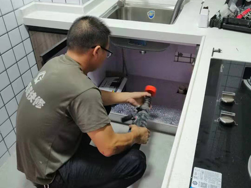 櫥柜打孔安裝：1.需要打孔的位置預(yù)先標(biāo)定,保證水平。(注意墻內(nèi)相應(yīng)位置不要有水電線路)2.用玻璃鉆頭在瓷磚上打孔時(shí),先傾斜方向打出個(gè)坑坑來;不然瓷磚太光滑不好;或者不是全瓷磚,用釘子直接弄出個(gè)小坑來;再想精確,也可以用一個(gè)已經(jīng)有孔(大小合適)的板套著最好。3.套著打出個(gè)淺痕就可以拿掉的孔板,然后。提前準(zhǔn)備個(gè)水瓶,瓶蓋上鉆個(gè)孔,瓶里灌滿水。然后,打孔時(shí)要同時(shí)把水滋到鉆頭和瓷磚接觸部位;尤其是全瓷磚,一定要有水哦。