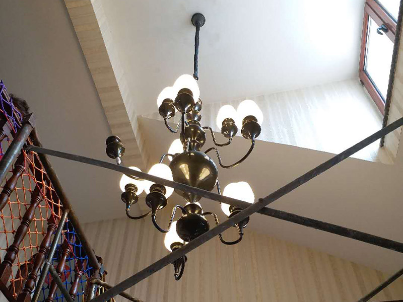 大吊燈安裝：將燈具各部分連接成一個整體，燈具螺紋的長度應(yīng)適當(dāng)，對于多余的螺紋頭應(yīng)鍍錫，注意火線與零線的區(qū)別，并將線拉直，燈頭電源線應(yīng)足夠，然后將剩余的電線切斷，取出線頭，用螺絲將燈頭安裝在接線盒上。安裝完成后，打開電源，檢測是否通電。