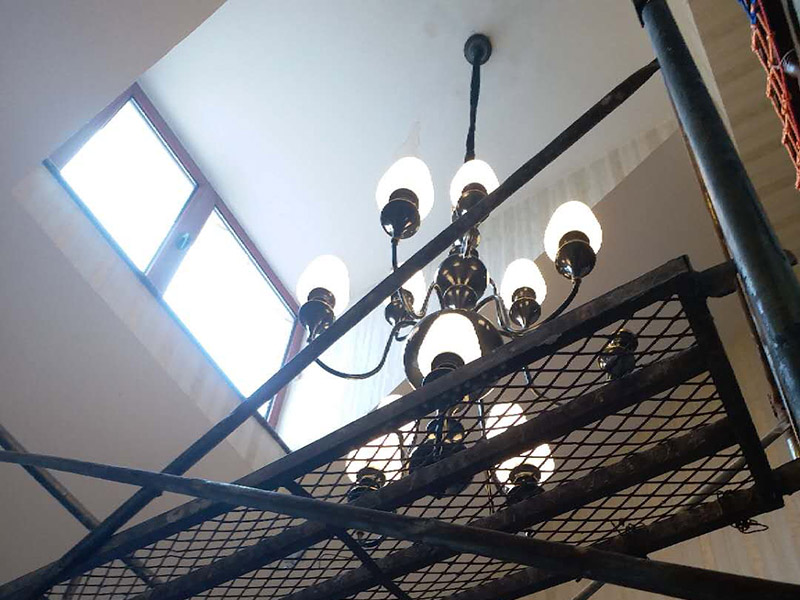 大吊燈安裝：將燈具各部分連接成一個整體，燈具螺紋的長度應(yīng)適當(dāng)，對于多余的螺紋頭應(yīng)鍍錫，注意火線與零線的區(qū)別，并將線拉直，燈頭電源線應(yīng)足夠，然后將剩余的電線切斷，取出線頭，用螺絲將燈頭安裝在接線盒上。安裝完成后，打開電源，檢測是否通電。