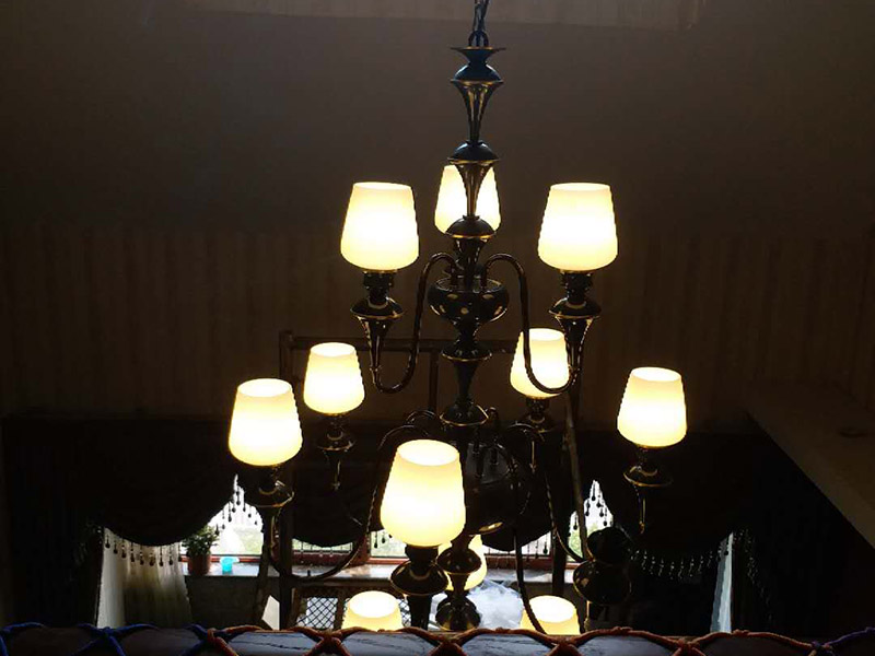 大吊燈安裝：將燈具各部分連接成一個整體，燈具螺紋的長度應(yīng)適當(dāng)，對于多余的螺紋頭應(yīng)鍍錫，注意火線與零線的區(qū)別，并將線拉直，燈頭電源線應(yīng)足夠，然后將剩余的電線切斷，取出線頭，用螺絲將燈頭安裝在接線盒上。安裝完成后，打開電源，檢測是否通電。