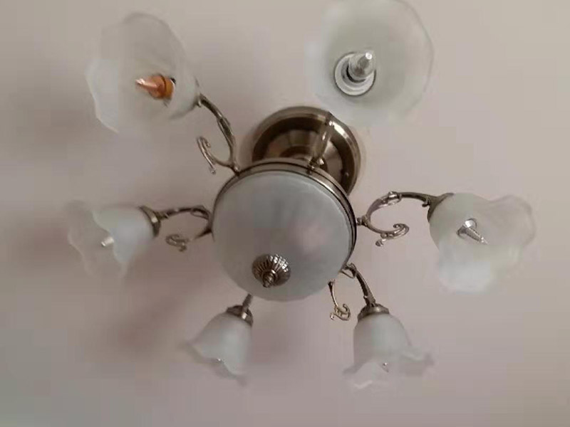 燈具安裝：1、燈具安裝，最好裝上分控開關，這樣可以省去不少的麻煩。如果只有一個總開關，幾盞燈同開同關，這樣就不能控制其它燈具，非常麻煩。 2、燈具最好設置成可調(diào)節(jié)的， 這樣感覺燈光暗淡或者刺眼時，可以進行調(diào)整，讓人感覺更舒服。 3、燈光色調(diào)最好柔和，要和居室的色調(diào)一致。 4、對于廚房的燈具，最好多安裝幾盞，組成多層次的照明系統(tǒng)。 5、如果空間夠高，可以安裝透明或者半透明吊燈作為光源，這樣不僅可以提供照明，還可以起到裝飾效果。 6、燈具安裝要牢固，安裝完成時可以用手拉一下，看是否牢固，燈具底蓋應該緊貼頂棚，不能晃動。