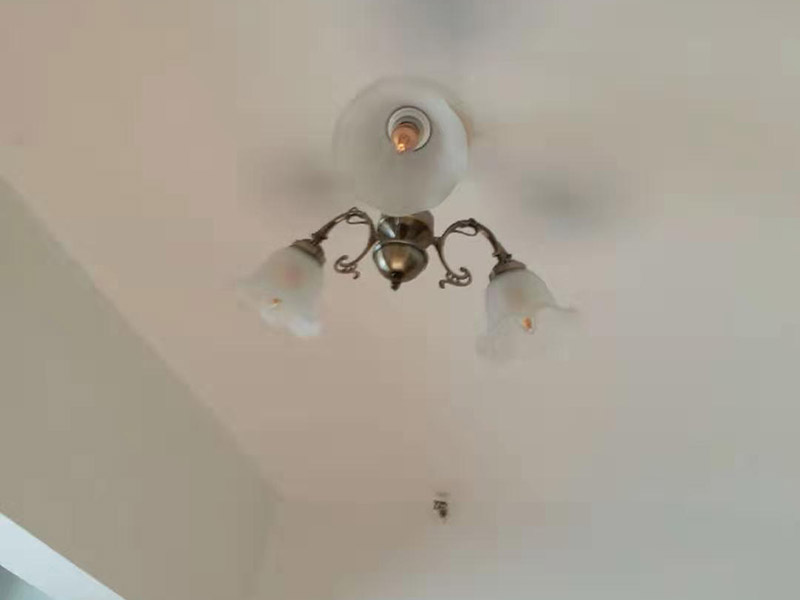 燈具安裝：1、燈具安裝，最好裝上分控開關，這樣可以省去不少的麻煩。如果只有一個總開關，幾盞燈同開同關，這樣就不能控制其它燈具，非常麻煩。 2、燈具最好設置成可調(diào)節(jié)的， 這樣感覺燈光暗淡或者刺眼時，可以進行調(diào)整，讓人感覺更舒服。 3、燈光色調(diào)最好柔和，要和居室的色調(diào)一致。 4、對于廚房的燈具，最好多安裝幾盞，組成多層次的照明系統(tǒng)。 5、如果空間夠高，可以安裝透明或者半透明吊燈作為光源，這樣不僅可以提供照明，還可以起到裝飾效果。 6、燈具安裝要牢固，安裝完成時可以用手拉一下，看是否牢固，燈具底蓋應該緊貼頂棚，不能晃動。