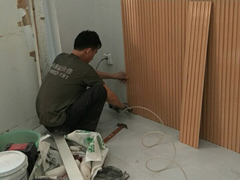 護(hù)墻板安裝：首先，就是要將挑選的護(hù)墻板，按照墻面的高度，寬度，用電鋸切割成一個(gè)一個(gè)的等高的板塊，這樣便于護(hù)墻板的安裝。護(hù)墻板切割好后，需要將護(hù)墻板先固定在墻面上，扣上卡子，用鋼槍將其固定在墻上。再將下一個(gè)板塊與上一個(gè)板塊縫隙處扣緊，依次裝上。在拐角處的地方安裝護(hù)墻板時(shí)，要注意在墻板的背面打上免釘膠，便于固定。在遇到墻面有插座的地方或者是有線帶的地方的時(shí)候，還需要在將護(hù)墻板再次的進(jìn)行切割，空出插座或是電線電纜的地方，再進(jìn)行安裝。