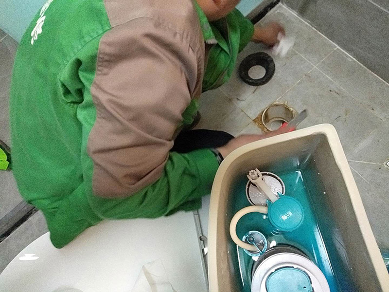 馬桶漏水檢查維修：請(qǐng)確保抽水馬桶的閉水閥處于關(guān)閉位置。拆除閥柱塞后,如果密封圈零件中那個(gè)出現(xiàn)故障,水就會(huì)越過(guò)閥柱塞不斷流出來(lái),抽水馬桶就會(huì)不停的流逝,請(qǐng)檢查所有墊片如有損壞進(jìn)行更換。如果浮球閥是密封的,將它整個(gè)換掉。取出水箱中的舊裝置,將水箱內(nèi)外所有連接處的墊片拆下并保管好,新閥件中可能帶有新墊片,但你應(yīng)當(dāng)將舊零件保留到安裝新裝置時(shí),以免新裝置在安裝過(guò)程中受損。