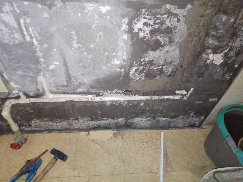 水管維修：如果是二手房或舊房改造，舊水管往往被損壞，不要猶豫心疼果斷換新的，水管裝好后某些部位是不方便更換的，都換成新的以策安全。安裝前要對(duì)水管及其各種配件進(jìn)行檢查，看是否有破損、滲漏等問題，水管及配件的連接必須正確牢固，接好后進(jìn)行測試沒問題后再進(jìn)行安裝。