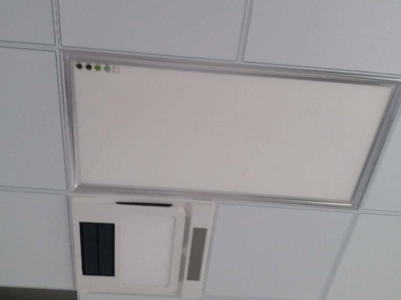 衛(wèi)浴吊頂配件安裝：鑲貼墻磚-吊頂-鋪設(shè)地磚-安裝大便器、洗臉盆、浴盆-安裝連接排水管-安裝燈具、插座、鏡子-安裝毛巾桿等五金配件。1、坐便器的安裝順序 檢查地面下水口管-對準(zhǔn)管口-放平找正-畫好印記-打孔洞-抹上油灰-套上膠皮墊-擰上螺母-水箱背面兩個邊孔畫印記-打孔-插入螺栓-捻牢-背水箱掛放平找正-擰上螺母-安裝背水箱下水彎頭-裝好門-插入漂子門和門-擰緊螺母。2、洗臉盆的安裝順序 膨脹螺栓插入-捻牢-盆管架掛好-把臉盆放在架上找平整-下水連接:臉盆-調(diào)直-上水連接。3、浴盆的安裝順序 下水安裝-油灰封閉嚴(yán)密-上水安裝-試平找正。