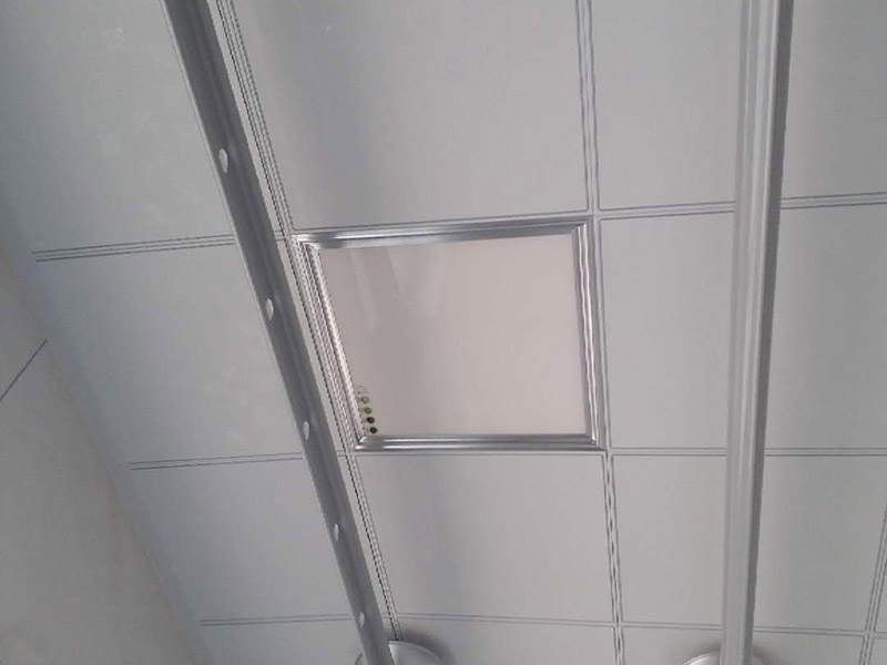 衛(wèi)浴吊頂配件安裝：鑲貼墻磚-吊頂-鋪設(shè)地磚-安裝大便器、洗臉盆、浴盆-安裝連接排水管-安裝燈具、插座、鏡子-安裝毛巾桿等五金配件。1、坐便器的安裝順序 檢查地面下水口管-對準(zhǔn)管口-放平找正-畫好印記-打孔洞-抹上油灰-套上膠皮墊-擰上螺母-水箱背面兩個邊孔畫印記-打孔-插入螺栓-捻牢-背水箱掛放平找正-擰上螺母-安裝背水箱下水彎頭-裝好門-插入漂子門和門-擰緊螺母。2、洗臉盆的安裝順序 膨脹螺栓插入-捻牢-盆管架掛好-把臉盆放在架上找平整-下水連接:臉盆-調(diào)直-上水連接。3、浴盆的安裝順序 下水安裝-油灰封閉嚴(yán)密-上水安裝-試平找正。