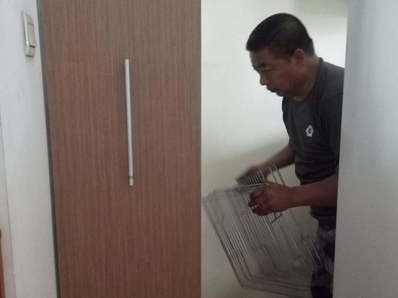 臥室衣柜安裝：我們在安裝前，需要準確的了解各部位板材的尺寸，明確知道這是哪個部位，那是哪個部位。這樣才不會弄混。對照安裝說明書中的步驟，來逐步進行，不可跨步跳步省步，否則都會直接影響到衣柜的安裝效果。并且它的零配件一定要檢查齊全，切勿丟失，否則會容易影響到衣柜的穩(wěn)固性。