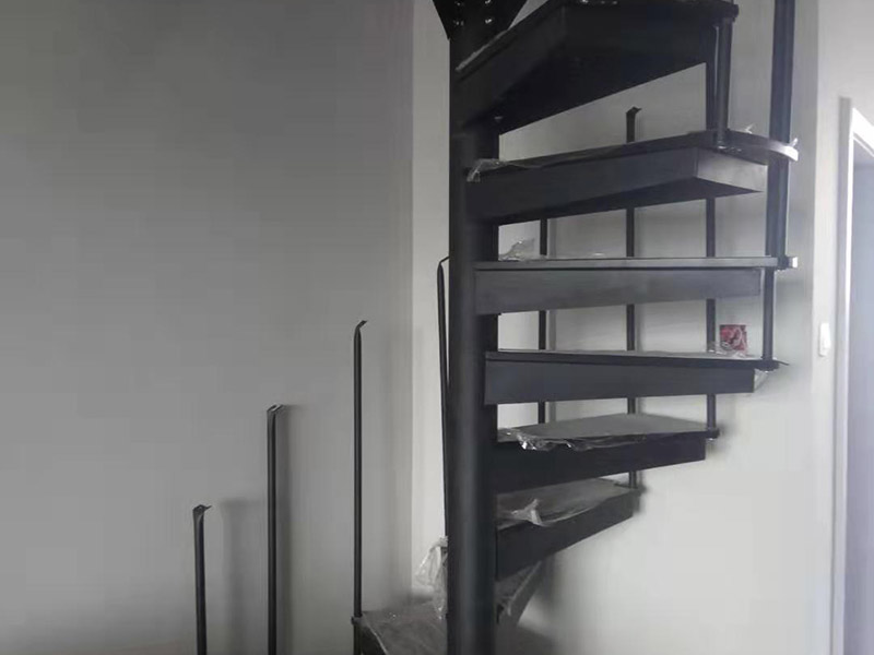 旋轉(zhuǎn)樓梯安裝：確定中柱安裝位置：將中柱的位置、上掛的銜接位置都確定好，還要測出中柱與兩邊墻面的距離，最后對照一下圖紙，看是不是吻合；套龍骨：將螺旋梯的托盤整理好放在地方，根據(jù)圖紙上標明的尺寸，將一節(jié)節(jié)的龍骨安裝到相應(yīng)的位置上，然后用頂絲固定；調(diào)整托盤方位：將托盤的方位按照圖紙的規(guī)定調(diào)整好，要確保托盤的協(xié)調(diào)和均衡；固定托盤頂絲：將托盤頂絲擰緊，讓托盤不再晃動為止。