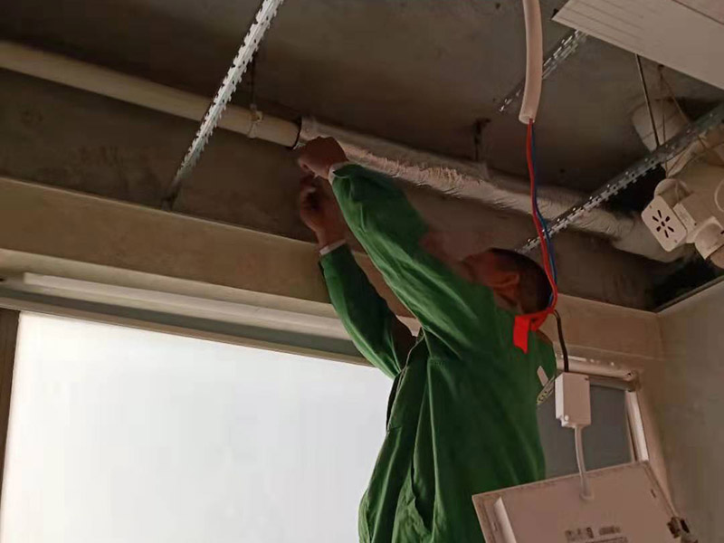 衛(wèi)生間下水管隔音：將外露下水管外表的雜物或懸掛物清理干凈。用力將裁剪好的珍珠棉或氣泡膜纏繞在下水管上。纏繞時稍微用力一些，這樣可使隔音效果更佳并外觀更加平整。將膠帶粘貼在珍珠棉或氣泡膜的搭接處。為了更加牢靠，可使用膠帶將珍珠棉或氣泡膜纏繞一圈。根據(jù)所準(zhǔn)備的珍珠棉或氣泡膜厚度和數(shù)量決定纏繞下水管一層還是多層。如果珍珠棉或氣泡膜較薄建議包裹兩層以上，這樣可以更好的起到隔音效果。