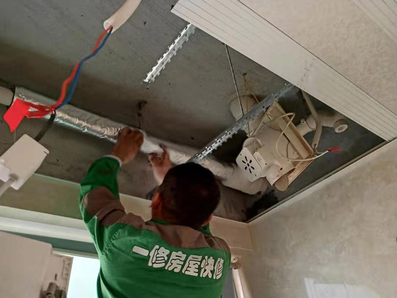 衛(wèi)生間下水管隔音：將外露下水管外表的雜物或懸掛物清理干凈。用力將裁剪好的珍珠棉或氣泡膜纏繞在下水管上。纏繞時稍微用力一些，這樣可使隔音效果更佳并外觀更加平整。將膠帶粘貼在珍珠棉或氣泡膜的搭接處。為了更加牢靠，可使用膠帶將珍珠棉或氣泡膜纏繞一圈。根據(jù)所準(zhǔn)備的珍珠棉或氣泡膜厚度和數(shù)量決定纏繞下水管一層還是多層。如果珍珠棉或氣泡膜較薄建議包裹兩層以上，這樣可以更好的起到隔音效果。