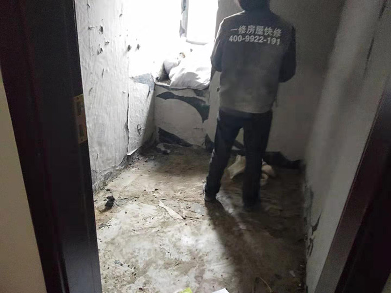 廚房拆除施工：墻面上應(yīng)該還有些其他東西，比如掛毛巾的架子，放廚具的架子等等。先把這些物品都小心翼翼的拆下來，還原一面光潔的墻面，才好進(jìn)行拆卸工作。先用垂子敲最下面的那塊磚，把瓷磚敲松動(dòng)。送動(dòng)后，再用戴了手套的手把瓷磚拿下來，小心碎了瓷磚不要?jiǎng)澋绞至恕γ鎯?nèi)有些地方會(huì)走一些管道，有煤氣管道，有電線管道，水管，網(wǎng)線等等。要注意這些管道，不要把墻里面的管道破壞了，不然拆了瓷磚又惹了新的問題要處理。拆卸下來的瓷磚堆積在地上很不方便繼續(xù)工作，這個(gè)時(shí)候上面提到的推車就派上用場(chǎng)了。用推車把瓷磚運(yùn)走，清理干凈現(xiàn)場(chǎng)，然后繼續(xù)拆卸，直到整面的墻面都拆卸完整。