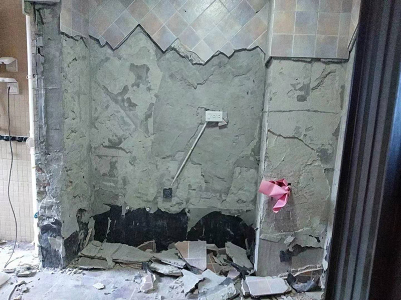 廚房拆除施工：墻面上應(yīng)該還有些其他東西，比如掛毛巾的架子，放廚具的架子等等。先把這些物品都小心翼翼的拆下來，還原一面光潔的墻面，才好進(jìn)行拆卸工作。先用垂子敲最下面的那塊磚，把瓷磚敲松動(dòng)。送動(dòng)后，再用戴了手套的手把瓷磚拿下來，小心碎了瓷磚不要?jiǎng)澋绞至?。墻面?nèi)有些地方會(huì)走一些管道，有煤氣管道，有電線管道，水管，網(wǎng)線等等。要注意這些管道，不要把墻里面的管道破壞了，不然拆了瓷磚又惹了新的問題要處理。拆卸下來的瓷磚堆積在地上很不方便繼續(xù)工作，這個(gè)時(shí)候上面提到的推車就派上用場(chǎng)了。用推車把瓷磚運(yùn)走，清理干凈現(xiàn)場(chǎng)，然后繼續(xù)拆卸，直到整面的墻面都拆卸完整。